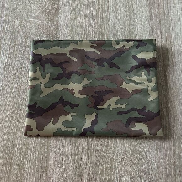 NWT … BASICS “Camouflage” Toiletry Bag - Picture 2 of 3